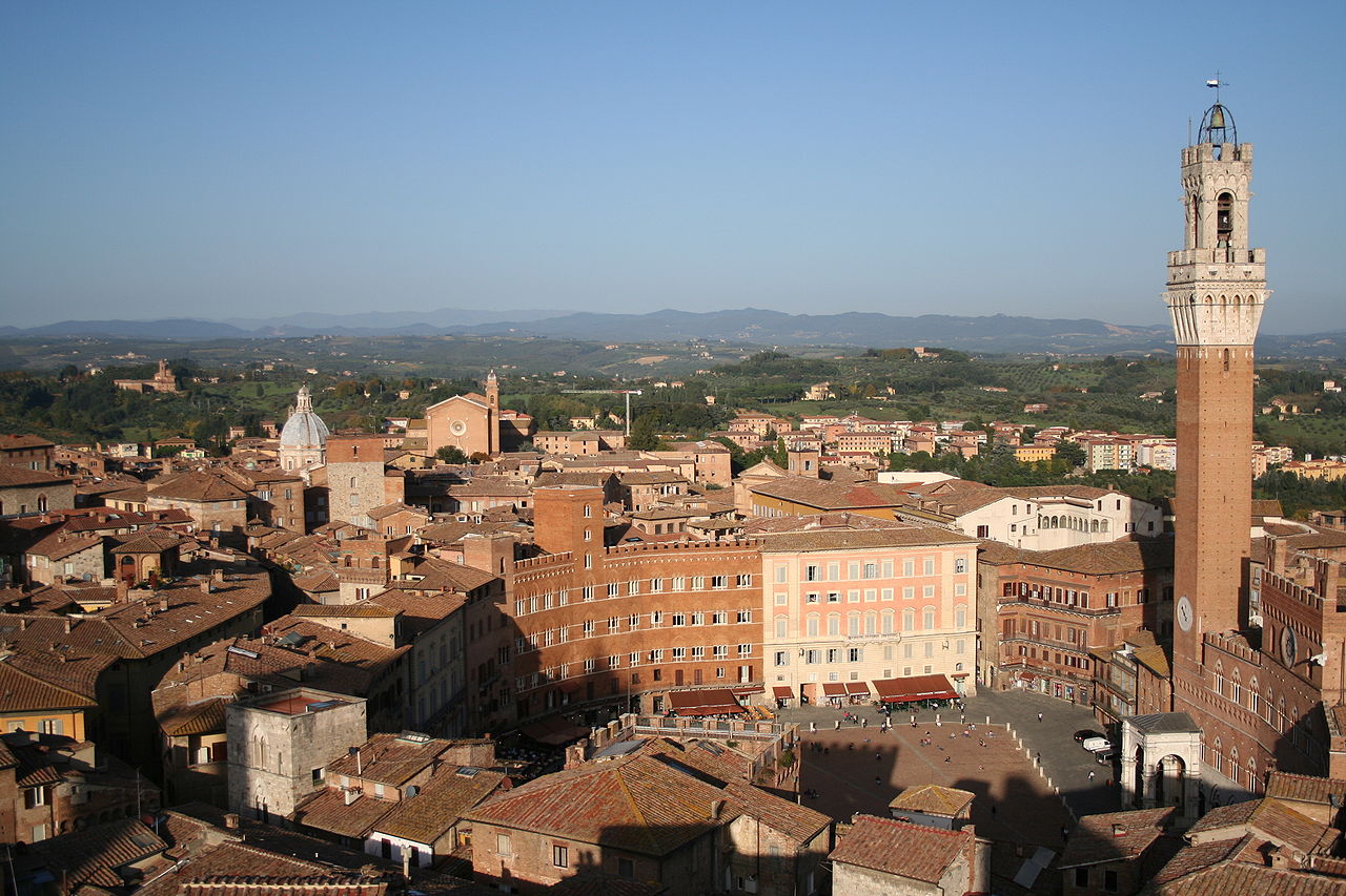 Blick auf die Piazza del Campo mit dem Torre del Mangia