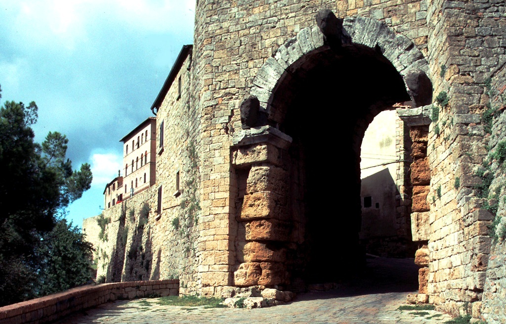 Von der etruskischen Stadtmauer ist als einziges Tor die Porta all’Arco gut erhalten. Es stammt aus dem 4. Jahrhundert v. Chr. Im äußeren Bogen sind drei verwitterte Köpfe zu erkennen, deren Bedeutung aber umstritten ist.