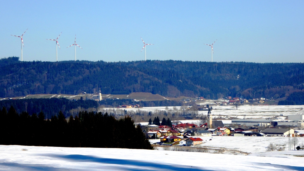 Blick über Lengau nach Heiligenstatt. Darüber der Windpark im Kobernaußerwald.