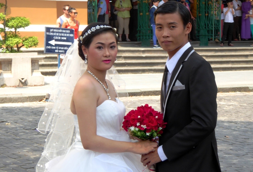 Vietnamesisches Brautpaar beim Fotoshooting vor dem Hauptpostamt
