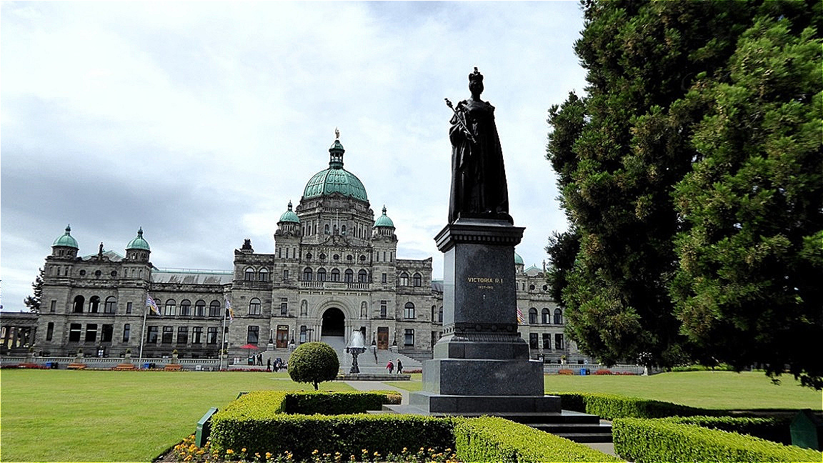 Parlamentsgebäude - Sitz der Regierung von British Columbia - Denkmal von Queen Victoria