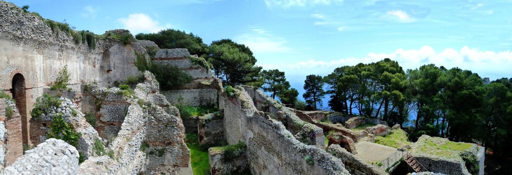 Blick über die Villa Jovis - die Ruinen des Palastes von Kaiser Tiberius